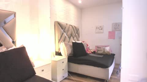 Raquel Moore  online show from February 26, 2026, 12:48 pm