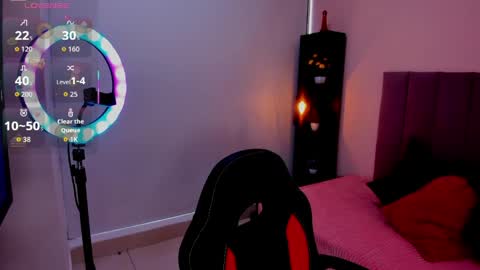 raven_loove online show from April 8, 2026, 8:53 pm