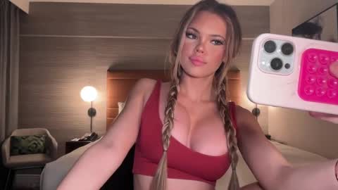 Snapshot of realjadebri chatting on March 5, 2025, 4:13 am Jade online show from March 5, 2025, 4:13 am