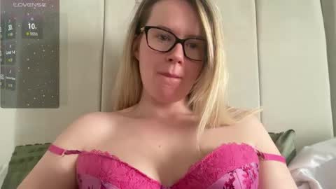 Snapshot of red_head_rosie_69 chatting on February 24, 2025, 9:43 am Rosie online show from February 24, 2025, 9:43 am