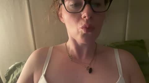 Snapshot of red_head_rosie_69 chatting on September 19, 2025, 4:25 am Rosie online show from September 19, 2025, 4:25 am