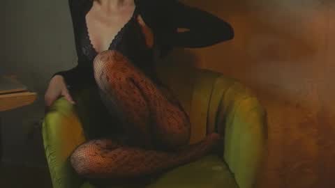 Snapshot of redsparrow__ chatting on October 4, 2025, 7:01 pm Red online show from October 4, 2025, 7:01 pm