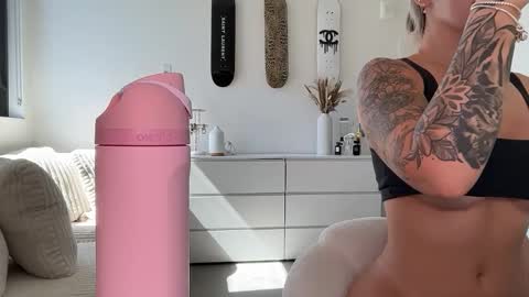 Snapshot of reecemariexx chatting on February 11, 2026, 5:18 pm reecemariexx online show from February 11, 2026, 5:18 pm