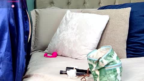 Yanella online show from October 25, 2025, 11:07 am