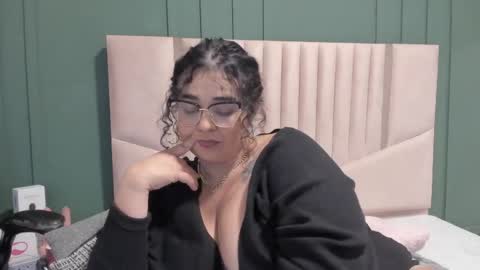 reginavegaa online show from February 12, 2025, 2:54 pm