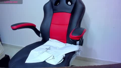 reina_loren online show from January 4, 2025, 11:27 pm