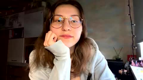 Mia online show from March 4, 2026, 1:17 pm