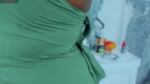 Riana online show from October 19, 2025, 9:04 pm