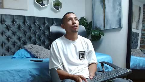 richar_voller online show from February 26, 2025, 4:56 pm