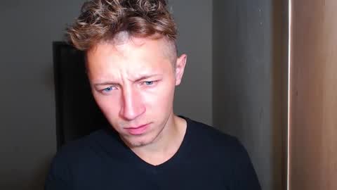 RoastingCorn online show from December 5, 2025, 7:39 am