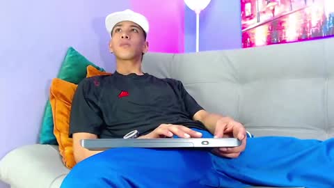 robert_kingg online show from February 6, 2025, 6:51 am