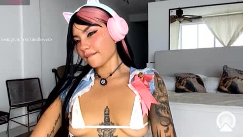 Samantha Estephania  online show from November 25, 2025, 9:59 pm