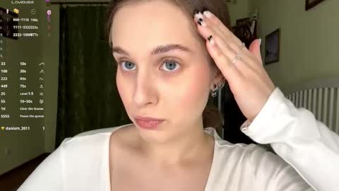 Mia online show from December 19, 2025, 7:26 am