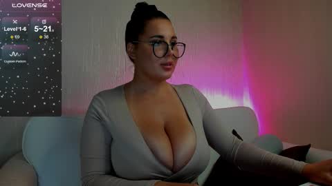 Veronica    MY INST ronnieglace13 online show from October 6, 2025, 8:17 pm