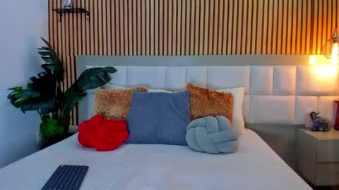 roseaurora online show from January 19, 2026, 1:04 pm