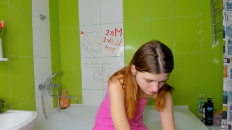 Snapshot of roseblanche2k chatting on March 6, 2025, 10:47 pm Florin online show from March 6, 2025, 10:47 pm
