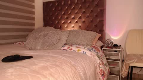 Rouss marie henao  online show from April 14, 2026, 12:05 am