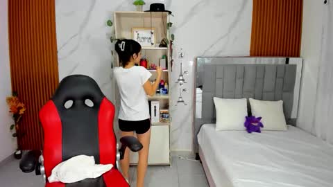 Snapshot of roussescoot chatting on November 19, 2025, 2:22 am roussescoot online show from November 19, 2025, 2:22 am