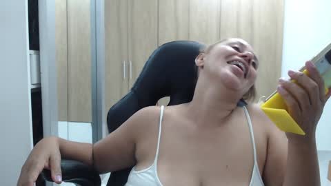 Snapshot of roxanalove7 chatting on December 24, 2024, 11:22 pm Roxana online show from December 24, 2024, 11:22 pm