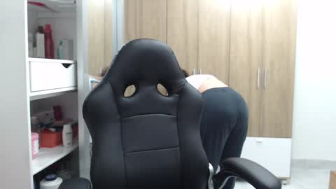 Snapshot of roxanalove7 chatting on February 7, 2025, 3:23 am Roxana online show from February 7, 2025, 3:23 am