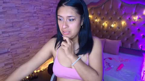 roxanne_han online show from September 20, 2025, 11:44 am