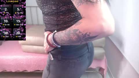Snapshot of roxanne_vale chatting on April 24, 2026, 8:11 pm Roxanne online show from April 24, 2026, 8:11 pm
