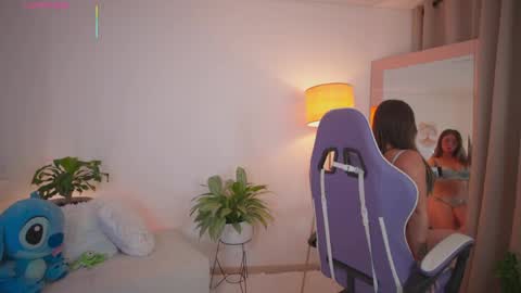 Snapshot of roxie_gates chatting on May 2, 2026, 2:49 am R O X I E online show from May 2, 2026, 2:49 am