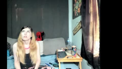 roxihazeleyes online show from April 1, 2026, 7:33 pm