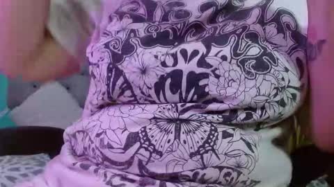 roxiie online show from November 17, 2025, 2:23 pm