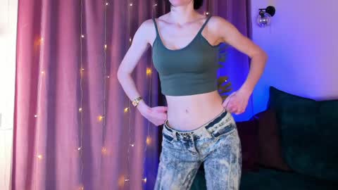 roxy_riot_ online show from February 7, 2025, 4:27 am