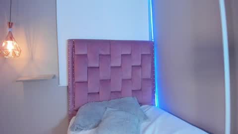 roxy_stone1 online show from April 9, 2026, 7:30 pm