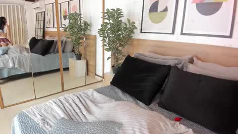    online show from November 3, 2025, 8:10 pm