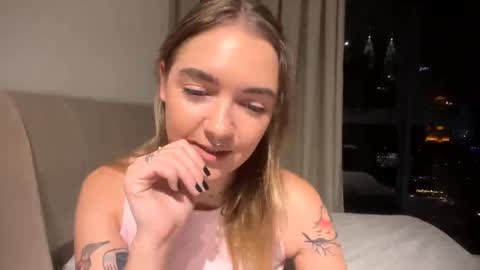 Snapshot of roxysweetdream chatting on May 24, 2026, 2:22 pm Roxy online show from May 24, 2026, 2:22 pm