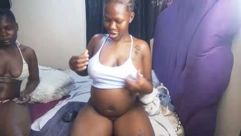 royal_charm online show from February 5, 2026, 11:42 pm