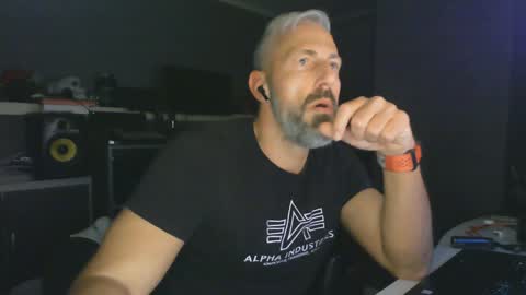 Snapshot of ruffi77 chatting on January 6, 2025, 10:37 pm Chico que rico Caliente online show from January 6, 2025, 10:37 pm