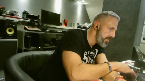 Snapshot of ruffi77 chatting on January 21, 2025, 2:37 pm Chico que rico Caliente online show from January 21, 2025, 2:37 pm