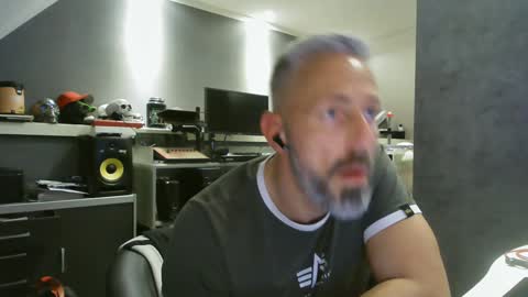 Snapshot of ruffi77 chatting on January 24, 2025, 12:20 pm Chico que rico Caliente online show from January 24, 2025, 12:20 pm