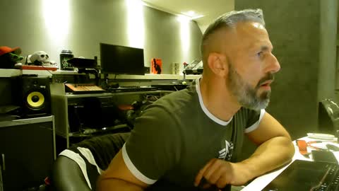 Snapshot of ruffi77 chatting on February 7, 2025, 6:35 am Chico que rico Caliente online show from February 7, 2025, 6:35 am