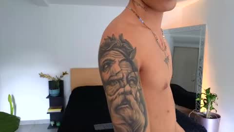  R U S S E L L  online show from September 22, 2025, 9:17 pm