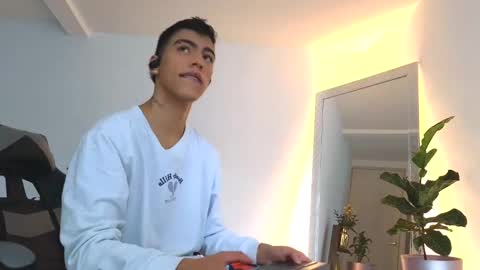  R U S S E L L  online show from September 30, 2025, 11:26 am