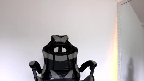  R U S S E L L  online show from November 6, 2025, 1:34 pm