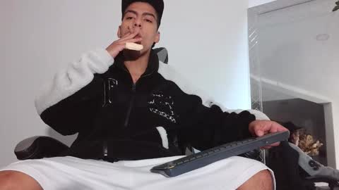  R U S S E L L  online show from January 13, 2026, 10:53 am