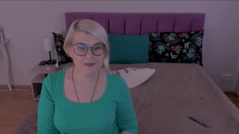 Sabrina MacMarren online show from February 9, 2025, 10:20 am