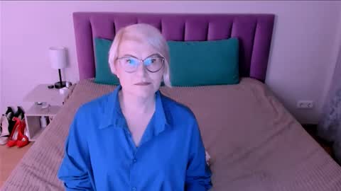 Sabrina MacMarren online show from September 16, 2025, 4:52 pm