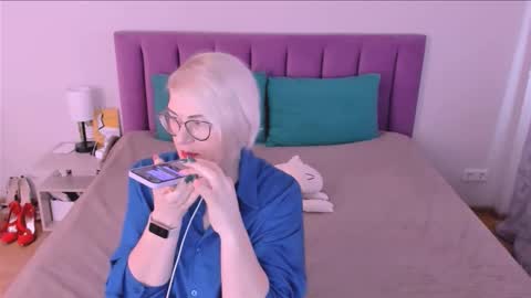 Sabrina MacMarren online show from October 24, 2025, 8:44 am