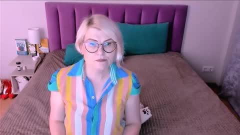 Sabrina MacMarren online show from November 12, 2025, 2:06 pm