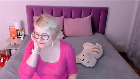 Sabrina MacMarren online show from November 19, 2025, 6:41 pm