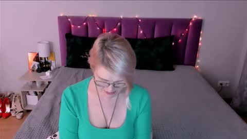 Sabrina MacMarren online show from December 19, 2025, 2:46 pm