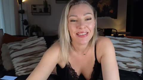 Snapshot of sacha__xx chatting on February 18, 2025, 1:11 pm sacha__xx online show from February 18, 2025, 1:11 pm