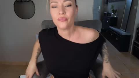 Snapshot of sacha__xx chatting on February 19, 2025, 1:50 pm sacha__xx online show from February 19, 2025, 1:50 pm